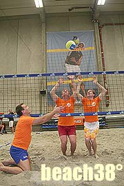 beach38&deg;, Bayerns gr&ouml;&szlig;te Indoor-Beachsport Location mit Beachbar unter Palmensegel &ouml;ffnete am 19.11.2007  (Foto: MartiN Schmitz)